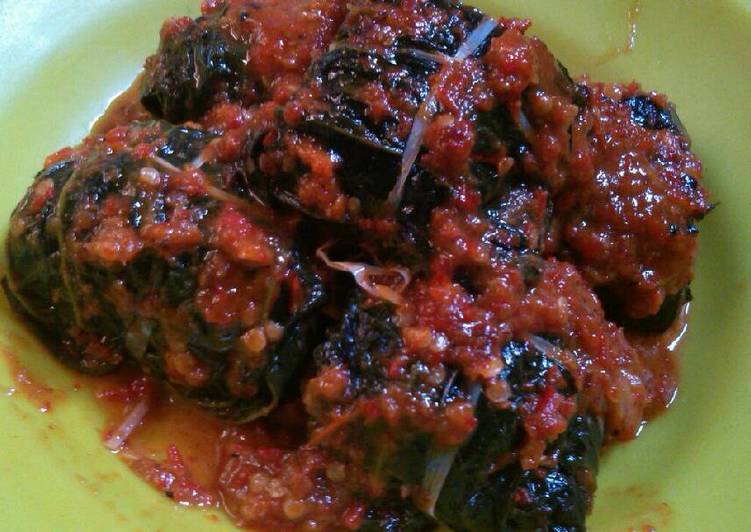 Cara Gampang Membuat Buntil daun singkong yummy(isi kelapa n ikan pindang asin), Enak