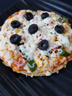 ભાખરી પીઝા (Bhakhri Pizza Recipe In Gujarati) રેસીપી મુખ્ય ફોટો