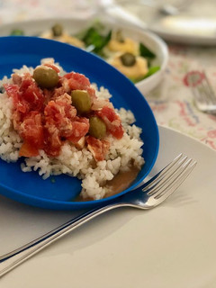 Una foto de Arroz blanco con ensalada murciana