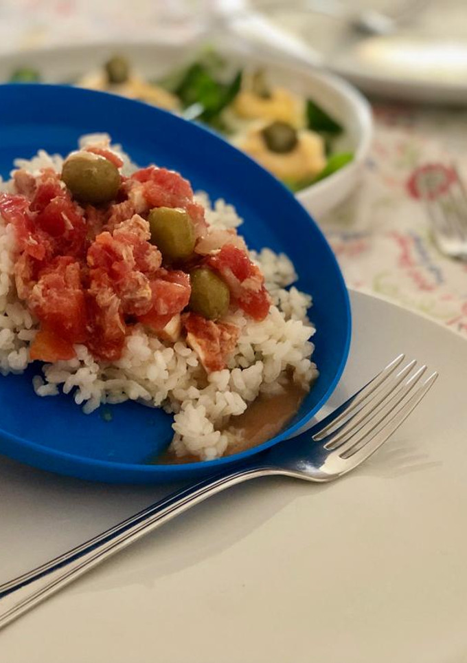 Una foto de Arroz blanco con ensalada murciana
