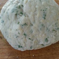 A picture of Garlic & parsley pasta dough.