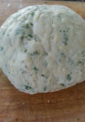 A picture of Garlic & parsley pasta dough.