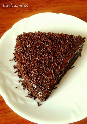 A picture of Chocolatey cake with chocopeanut.