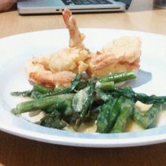 A picture of Crispy Prawn with Lemon and Asparagus Sauce.