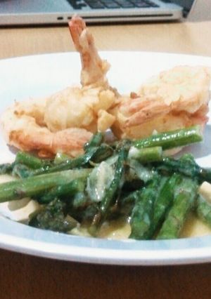 A picture of Crispy Prawn with Lemon and Asparagus Sauce.