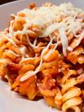 Macarrones cremosos con carne, bacon y mucho queso!!