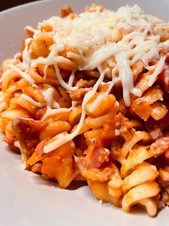 Una foto de Macarrones cremosos con carne, bacon y mucho queso!!