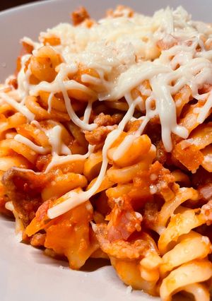 Una foto de Macarrones cremosos con carne, bacon y mucho queso!!