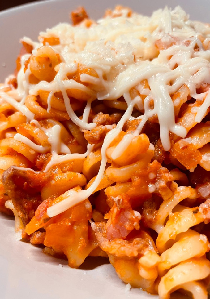 Una foto de Macarrones cremosos con carne, bacon y mucho queso!!