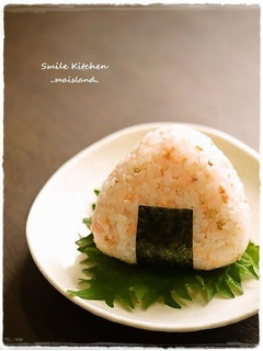 A picture of Salmon Mayo Rice Ball For Obento, Sesame Oil Is The Key!.