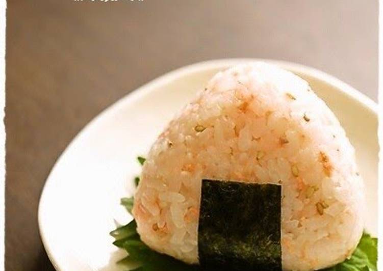 How to Prepare Quick Salmon Mayo Rice Ball For Obento, Sesame Oil Is The Key!