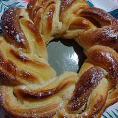 Una foto de Rosca trenzada rellena