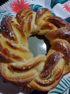 Una foto de Rosca trenzada rellena