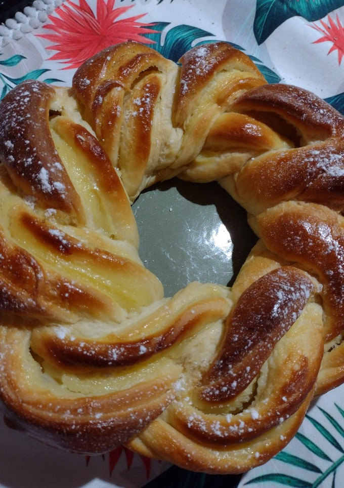 Una foto de Rosca trenzada rellena