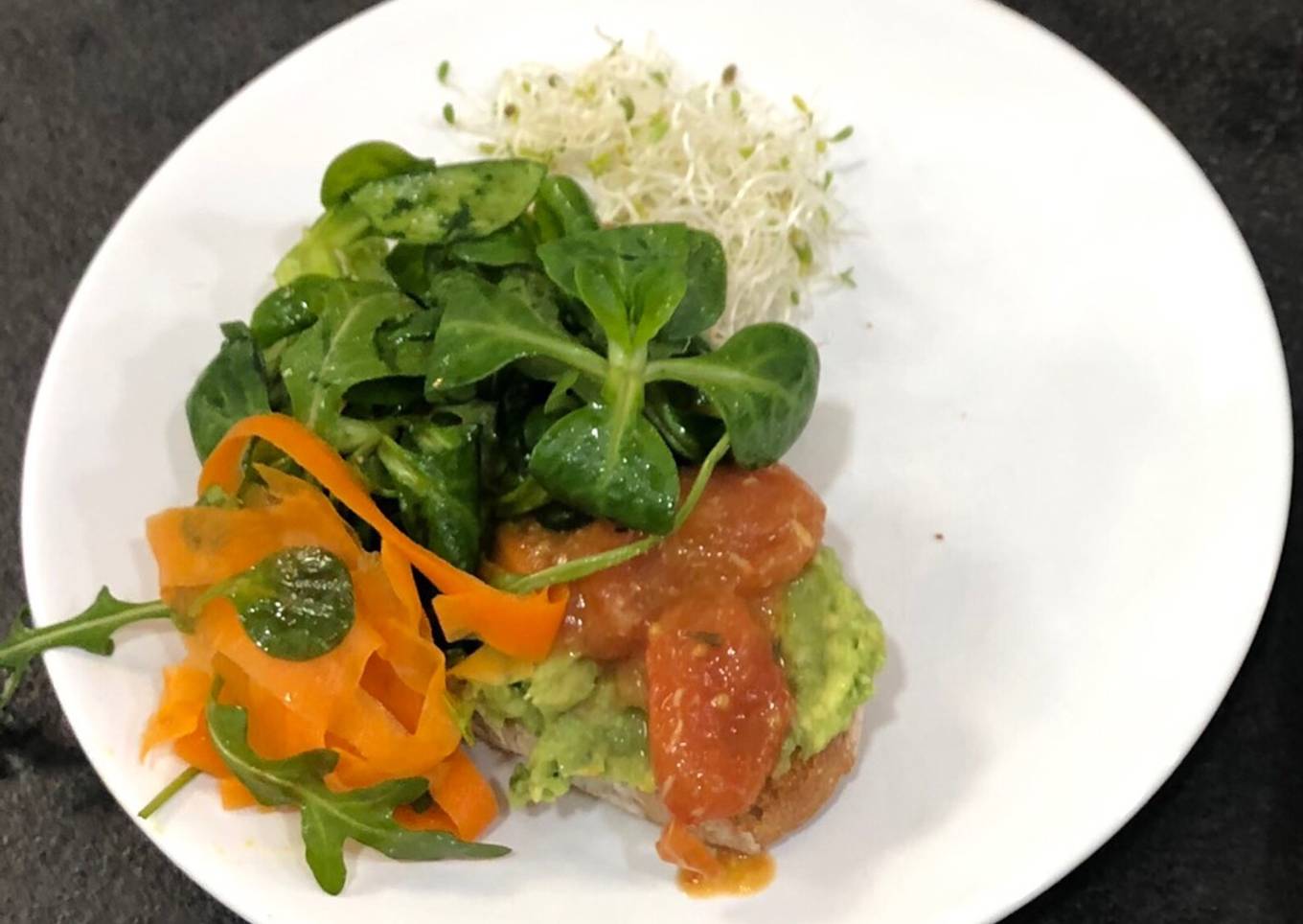 Tosta de aguacate con tomate confitado y paté de aceitunas