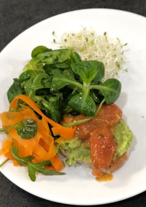 Foto principal de Tosta de aguacate con tomate confitado y paté de aceitunas