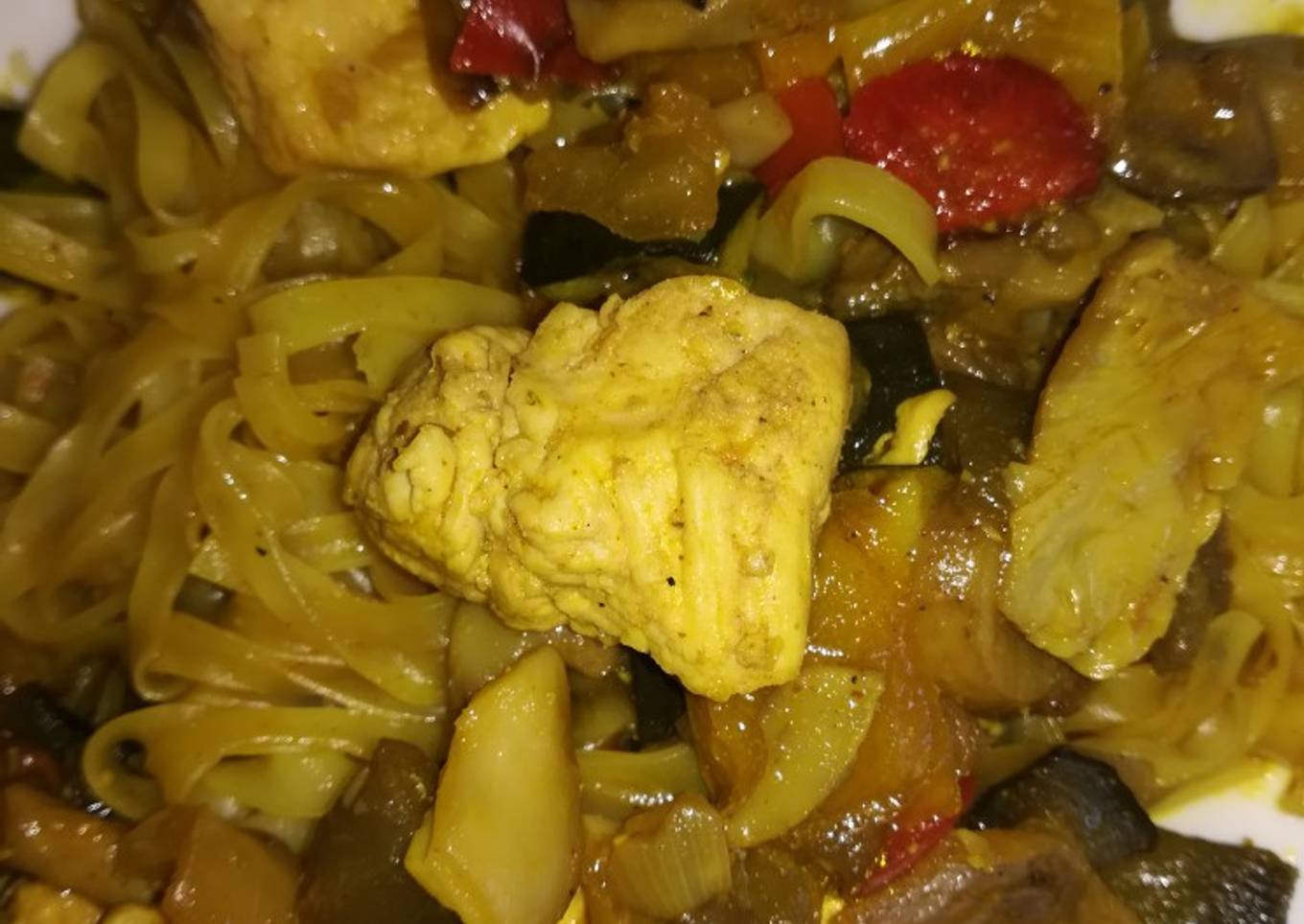 Fideos de arroz con pollo y cúrcuma