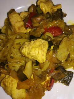 Una foto de Fideos de arroz con pollo y cúrcuma