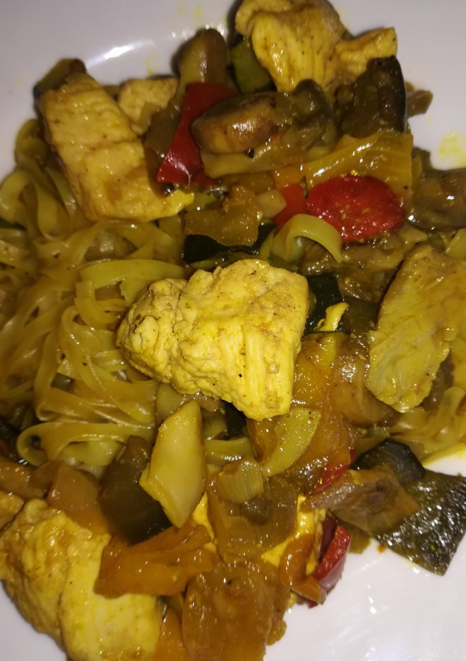 Una foto de Fideos de arroz con pollo y cúrcuma