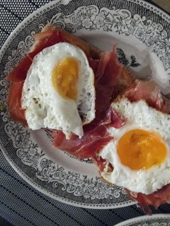 Una foto de Tapa de jamón y huevo