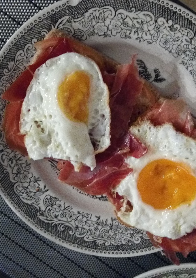 Una foto de Tapa de jamón y huevo