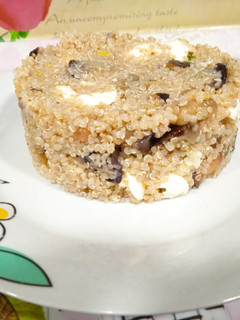 Una foto de Ensalada de quinoa, berenjena y queso