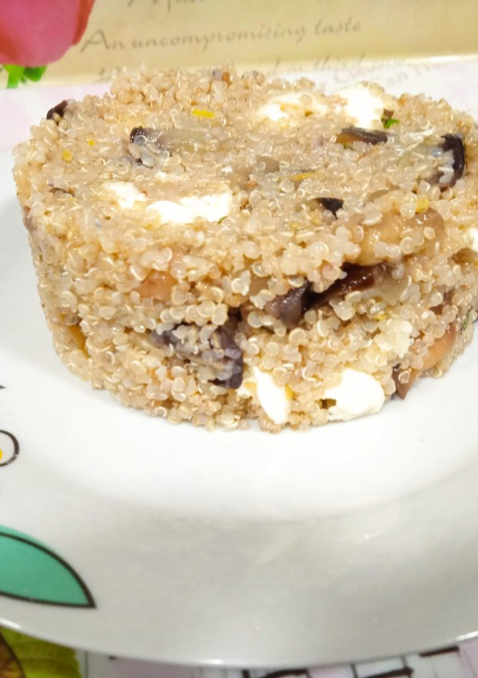 Una foto de Ensalada de quinoa, berenjena y queso