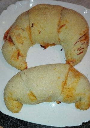 Foto principal de Cruasán de masa de pizza rellenos jamón york queso y bacon