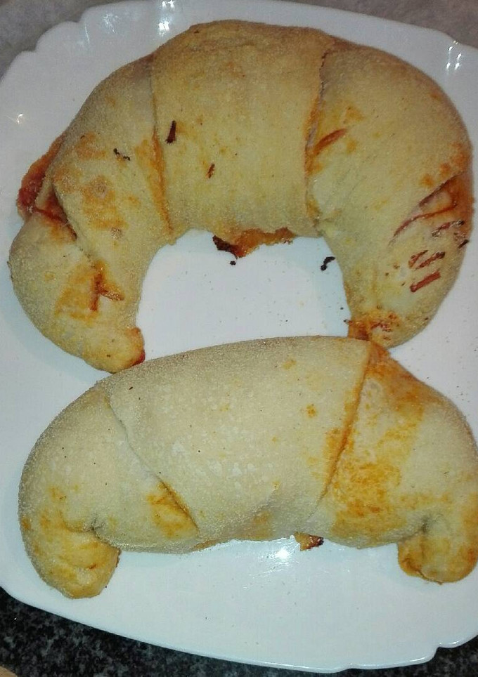 Una foto de Cruasán de masa de pizza rellenos jamón york queso y bacon