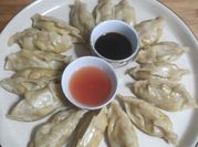 Una foto de gyozas al vapor