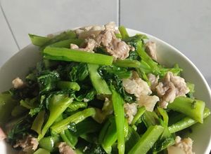 Hình của món Cải bẹ xanh xào thịt lợn.