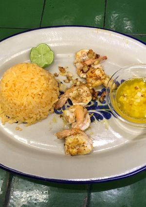 Una foto de Camarones con mantequilla y ajo