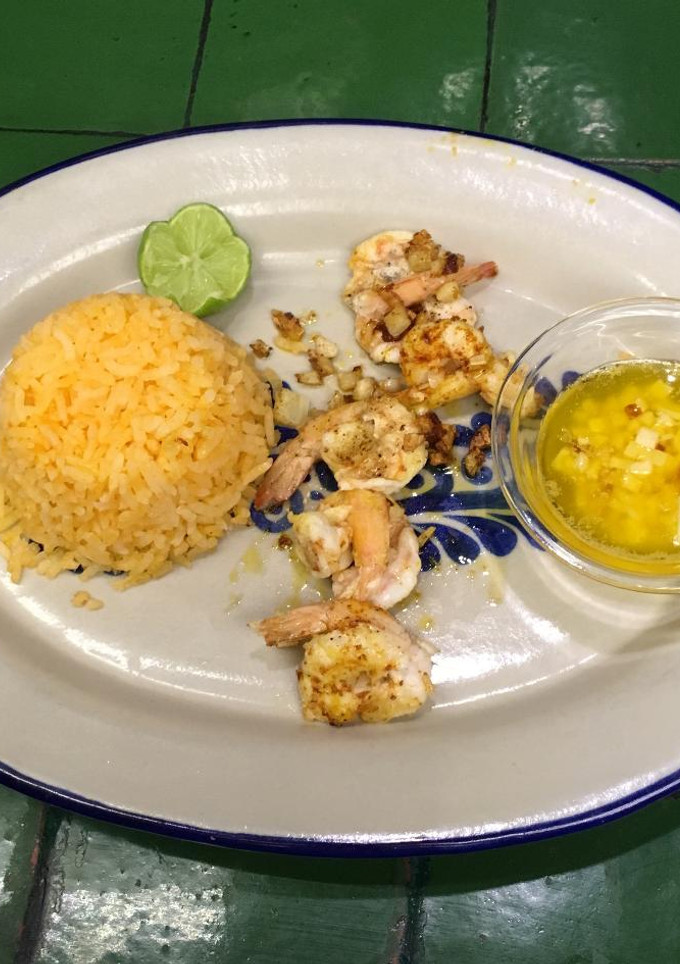 Una foto de Camarones con mantequilla y ajo