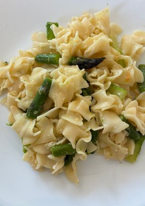 Parmezános-limeos tojásos tészta spárgával recept fotója