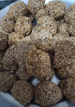 A picture of Til laddoo.