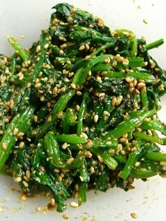 A picture of A Standard Bento Item - Parboiled Spinach with Sesame Seeds.