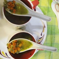 A picture of Chicken coriander soup with vegetables.