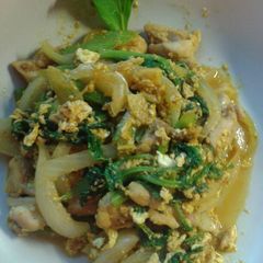A picture of Kai pad pong karrie or stir fry chicken in curry powder.