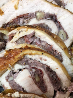 Una foto de Pechuga de pavo rellena y salsa gravy