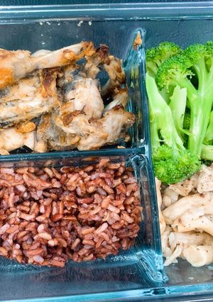 Hình của món EAT CLEAN - ẾCH SA TẾ ÁP CHẢO + RAU CỦ.