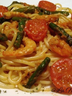 Una foto de Espaguetis con salsa de gambas, espárragos y tomates cherry
