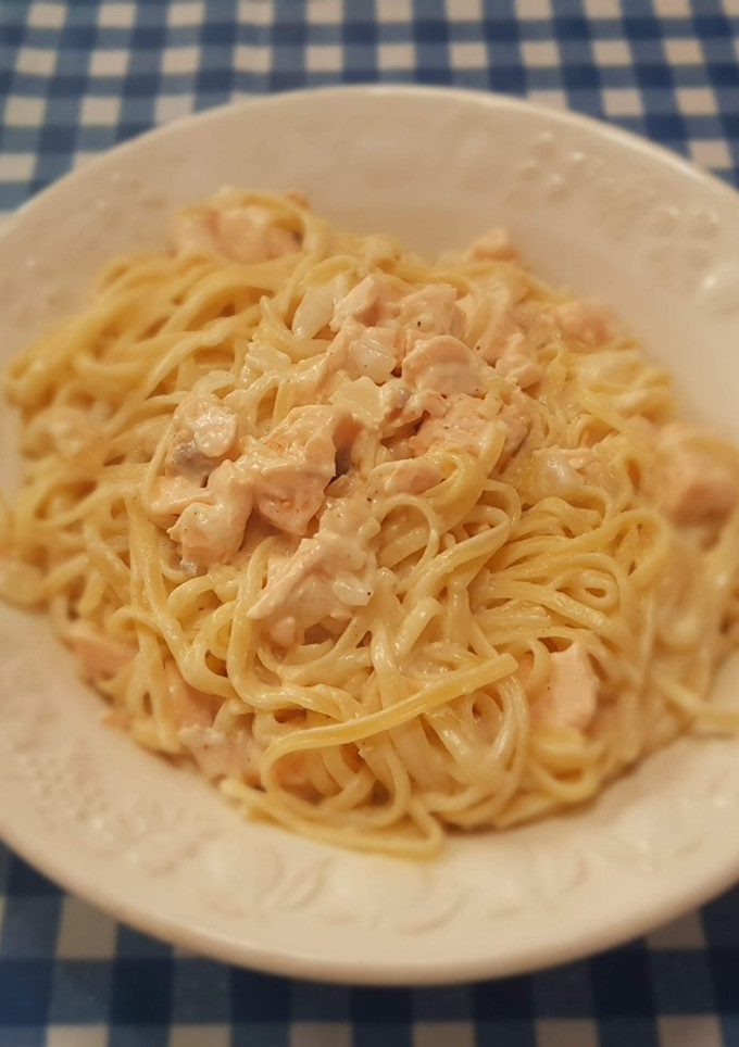 Una foto de Tallarines con salmón