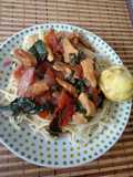 Tallarín saltado con pollo y espinacas