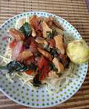Tallarín saltado con pollo y espinacas