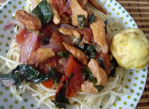 Una foto de Tallarín saltado con pollo y espinacas