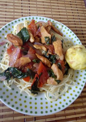 Una foto de Tallarín saltado con pollo y espinacas