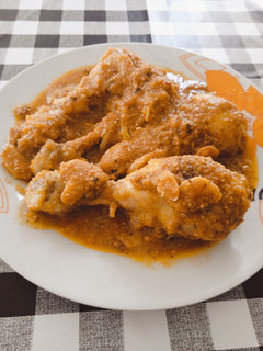 Una foto de Jamoncitos de pollo en salsa de almendras con champiñones
