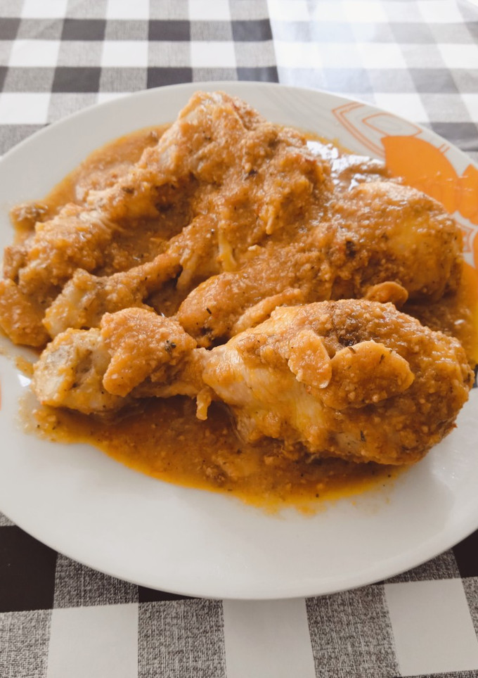 Una foto de Jamoncitos de pollo en salsa de almendras con champiñones