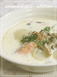 A picture of ✿Milk Soup with Salmon, Turnip, and Shimeji Mushrooms.