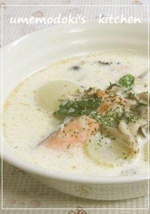 A picture of ✿Milk Soup with Salmon, Turnip, and Shimeji Mushrooms.